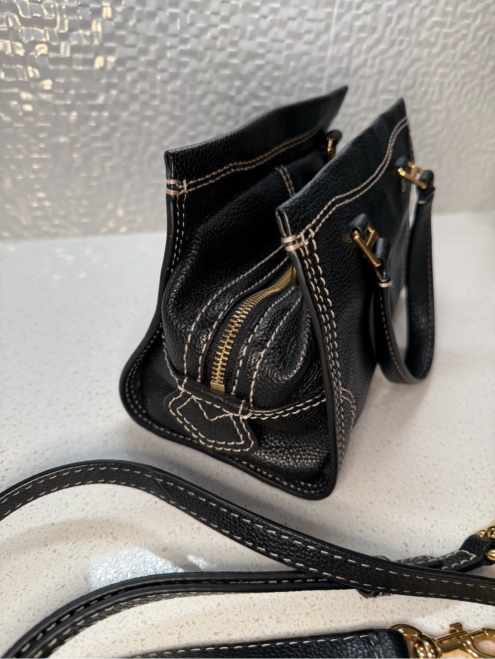 Marc Jacobs Small Black Pebbled Leather Gold Hardware Handbag - Picture 7 of 10